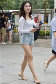 最爱丝袜：白丝袜美腿街拍